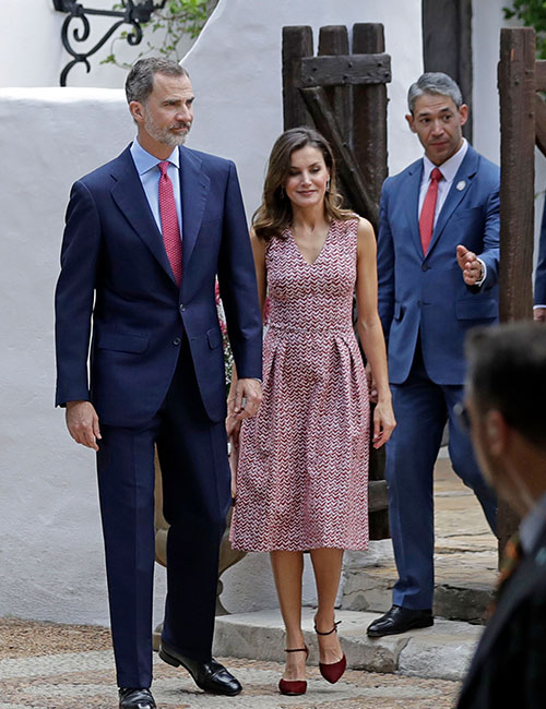 La Reina Letizia, de estreno en su visita al Palacio del Gobernador en San Antonio