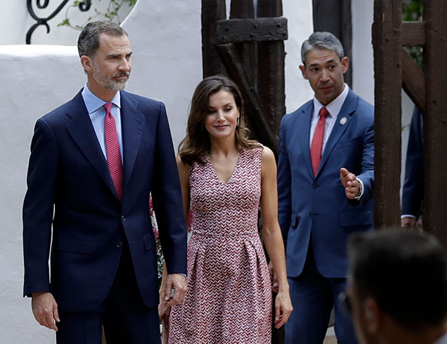 La Reina Letizia, de estreno en su visita al Palacio del Gobernador en San Antonio
