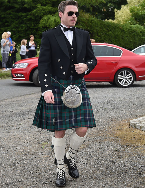 el-actor-richard-madden-con-el-traje-tradicional-de-escocia