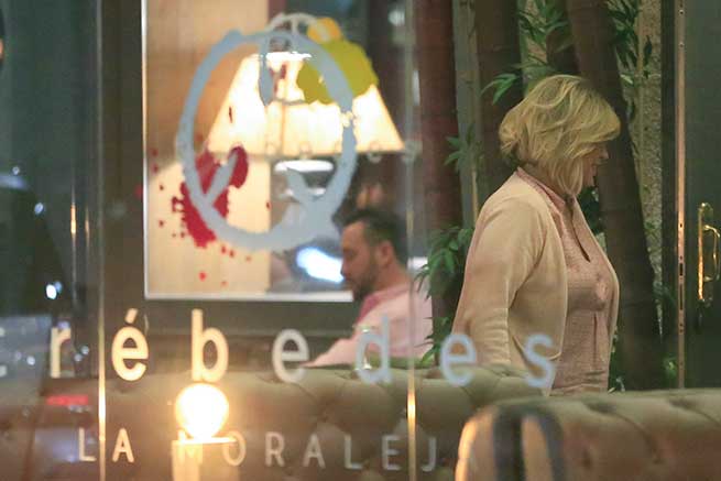 durante-un-momento-terelu-se-fue-al-bano-y-le-dejo-solo