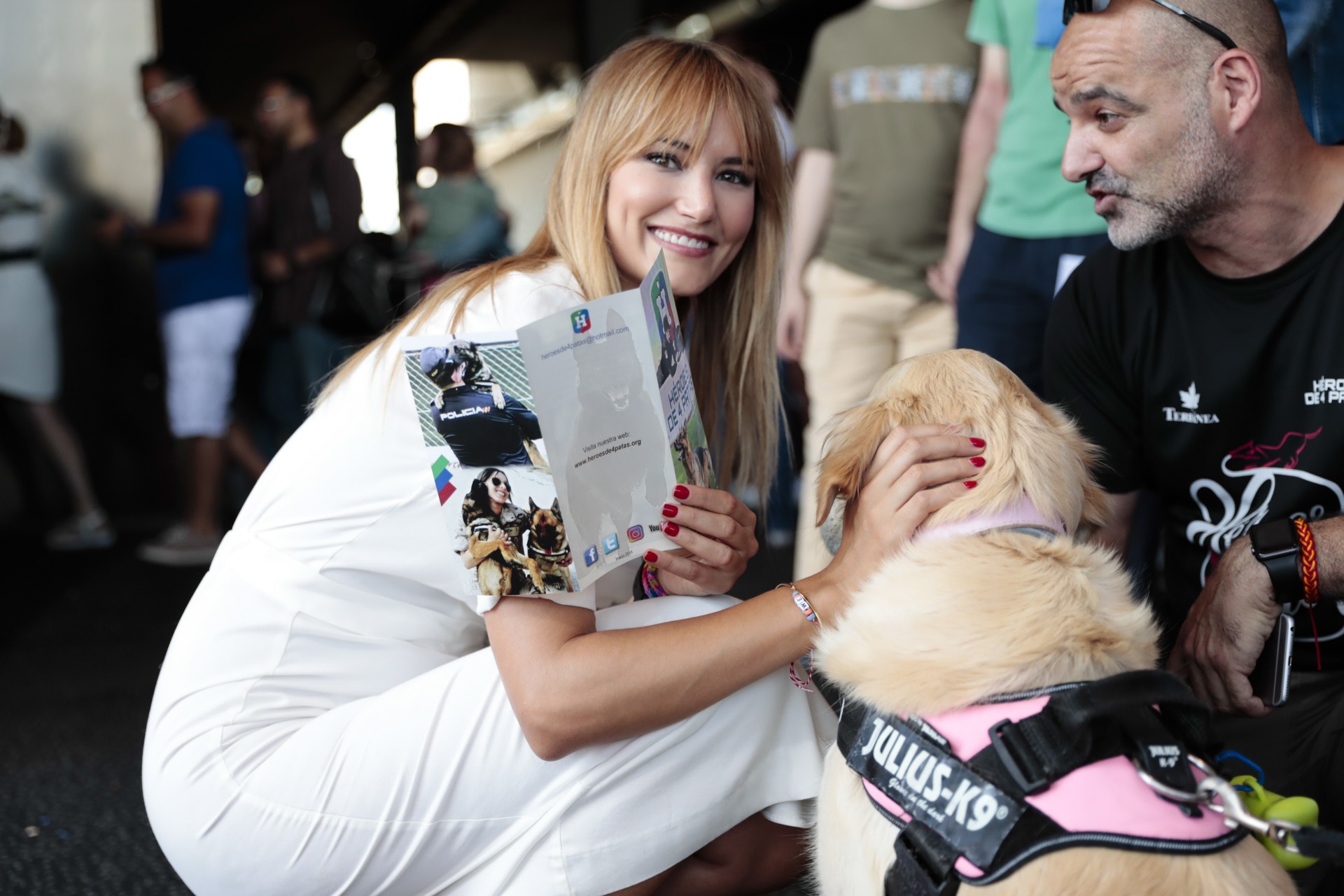 tan-adorable-con-los-perritos