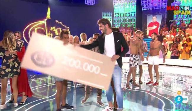 jose-luis-si-que-recibio-el-cheque-del-ganador-de-la-edicion-anterior-jorge-diaz