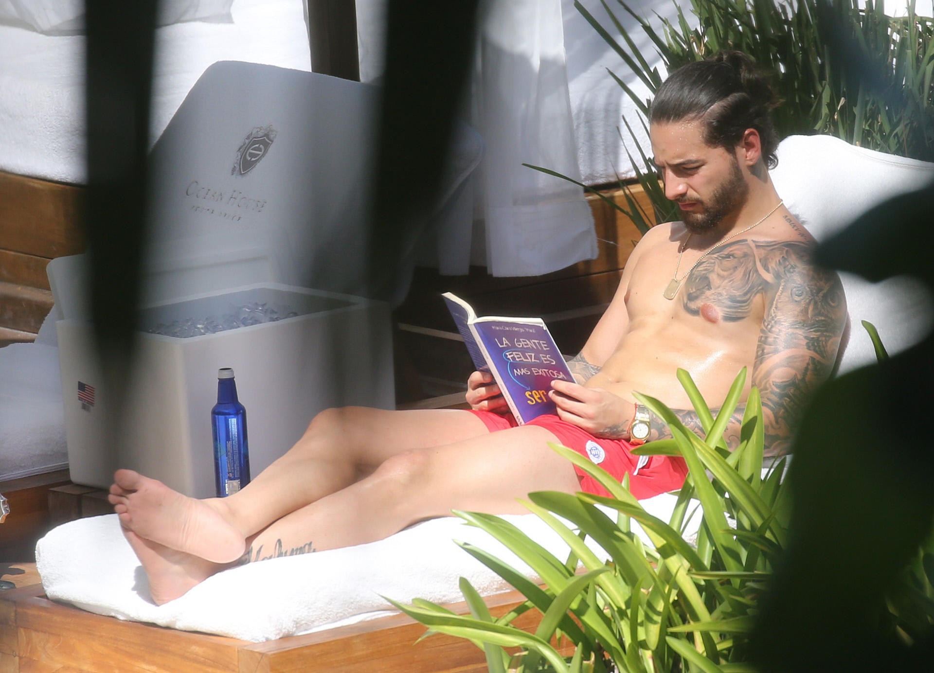maluma-alimenta-su-conocimiento-con-libros-de-autoayuda