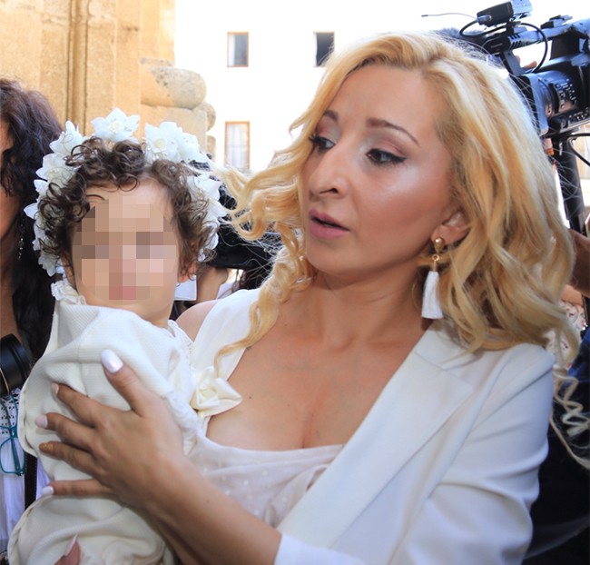 una-nina-que-ha-unido-a-las-dos-familias