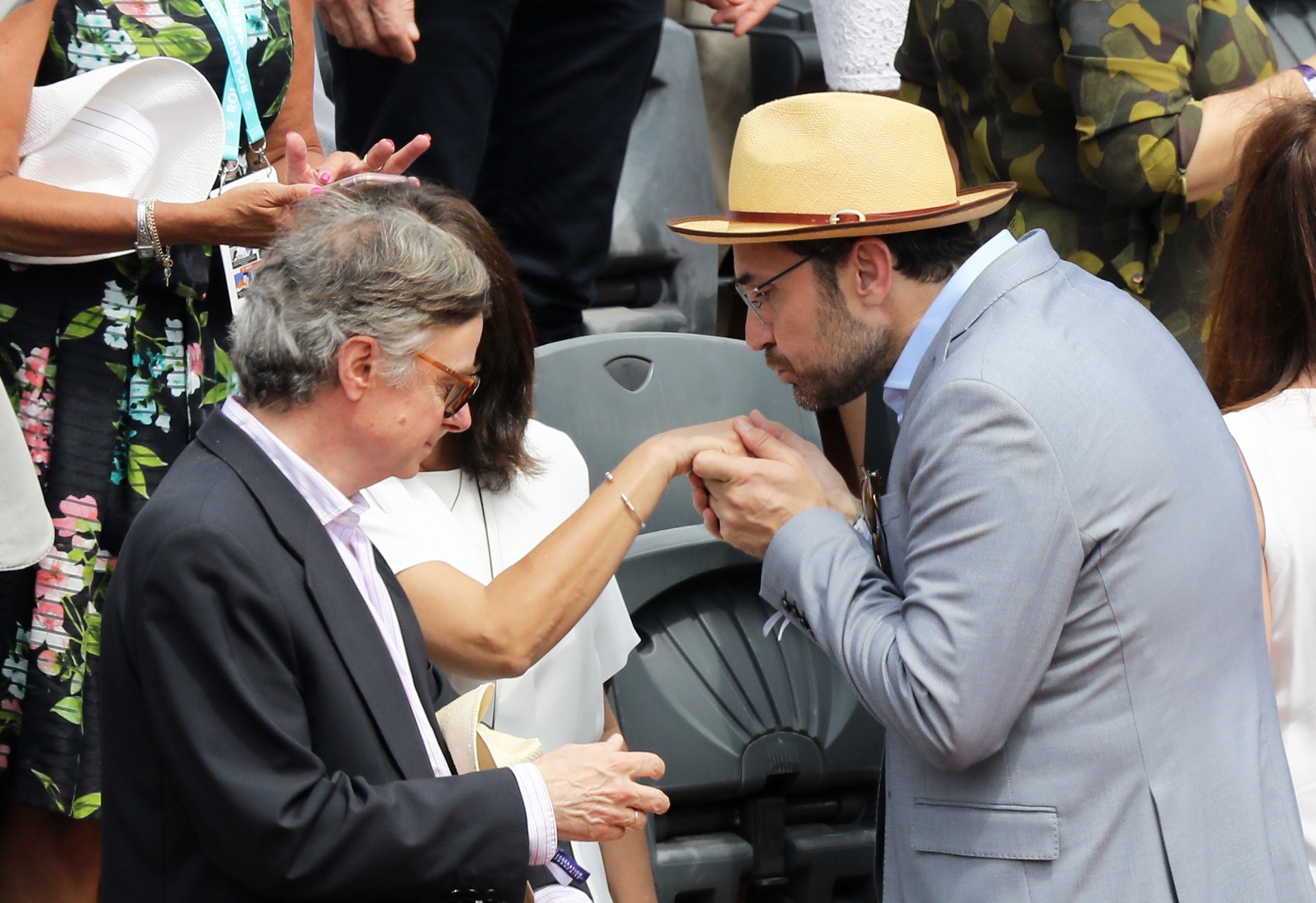 nada-mas-llegar-a-la-pista-central-de-roland-garros-saludo-con-un-beso-en-la-mano-a-la-alcaldesa-de-paris