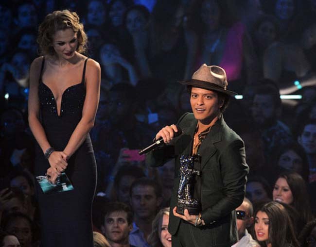 taylor-swift-178-cm-y-bruno-mars-165-cm