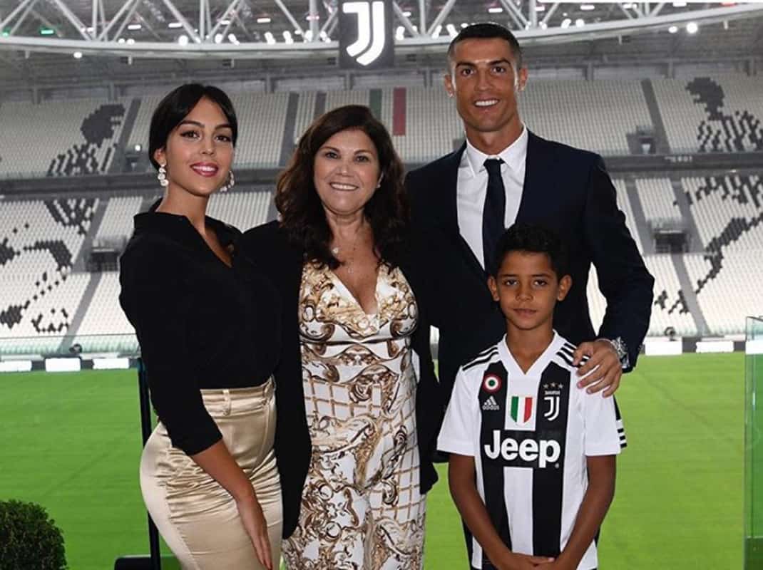 Georgina Rodríguez en una foto con Cristiano y su familia