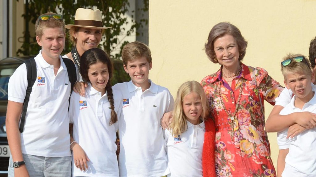 La Reina Sofía con sus nietos en Mallorca. (Gtres)