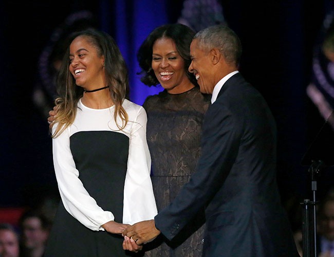 michelle-y-sus-hijas-han-estado-haciendo-turismo-por-madrid