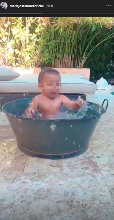 a-pesar-de-ser-pequeno-elias-estaba-contentisimo-con-su-chapuzon-en-su-piscina-privada