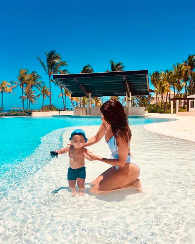 sin-haber-cumplido-un-ano-el-bebe-ya-se-ha-banado-en-playas-paradisiacas