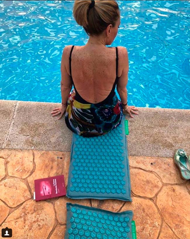 enfundada-en-un-bikini-de-color-rojo-deja-claro-que-a-sus-62-anos-tiene-un-tipazo