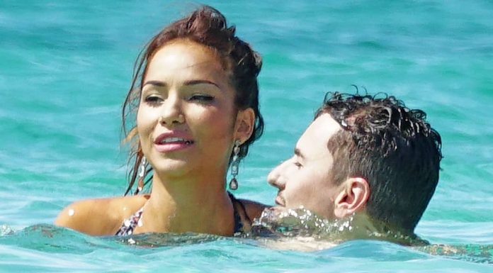 Jorge Lorenzo, risas, bromas y confidencias con su nueva novia en Ibiza