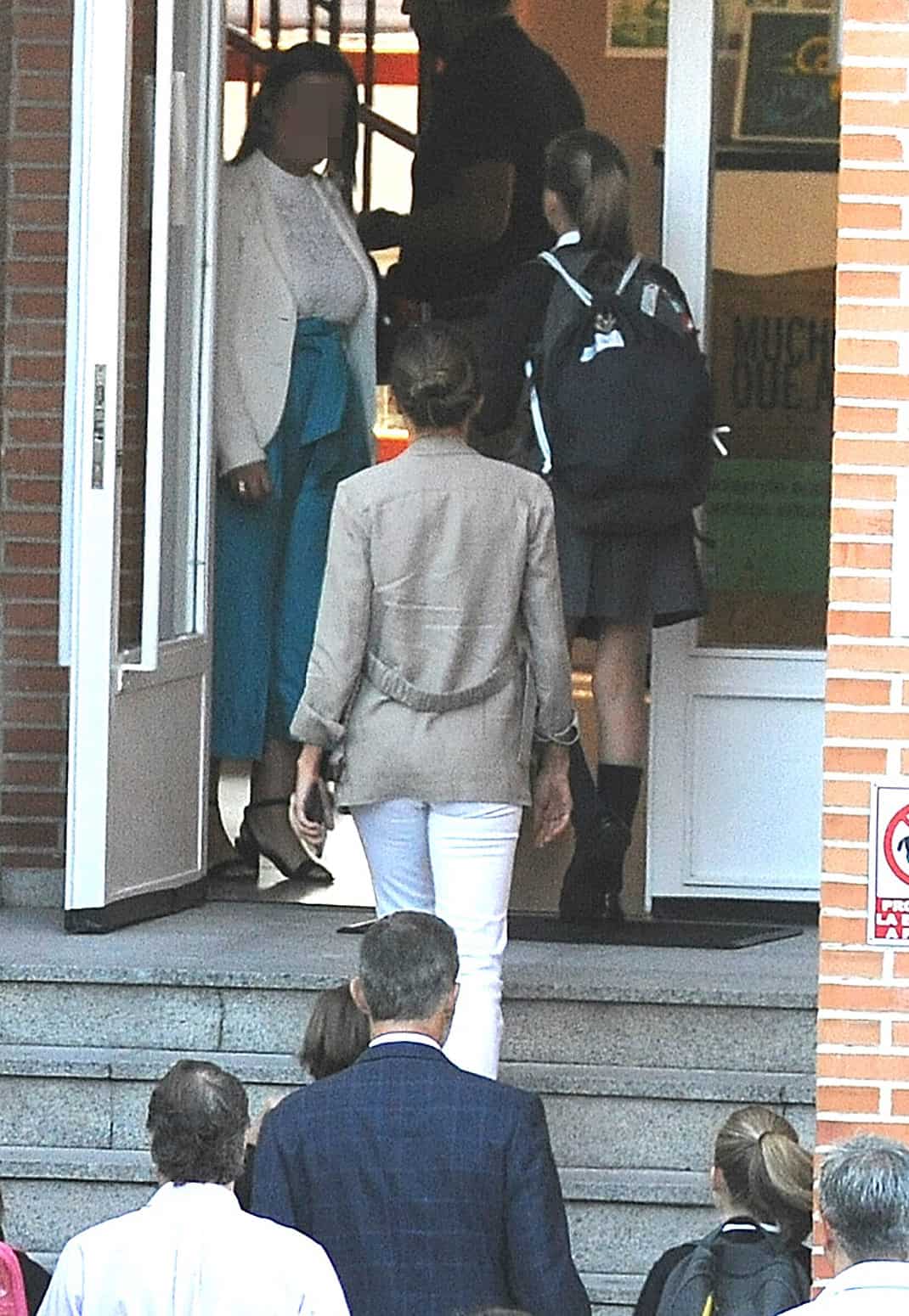 Felipe y Letizia acompañan a la Princesa Leonor y a la Infanta Sofía a su primer día de colegio