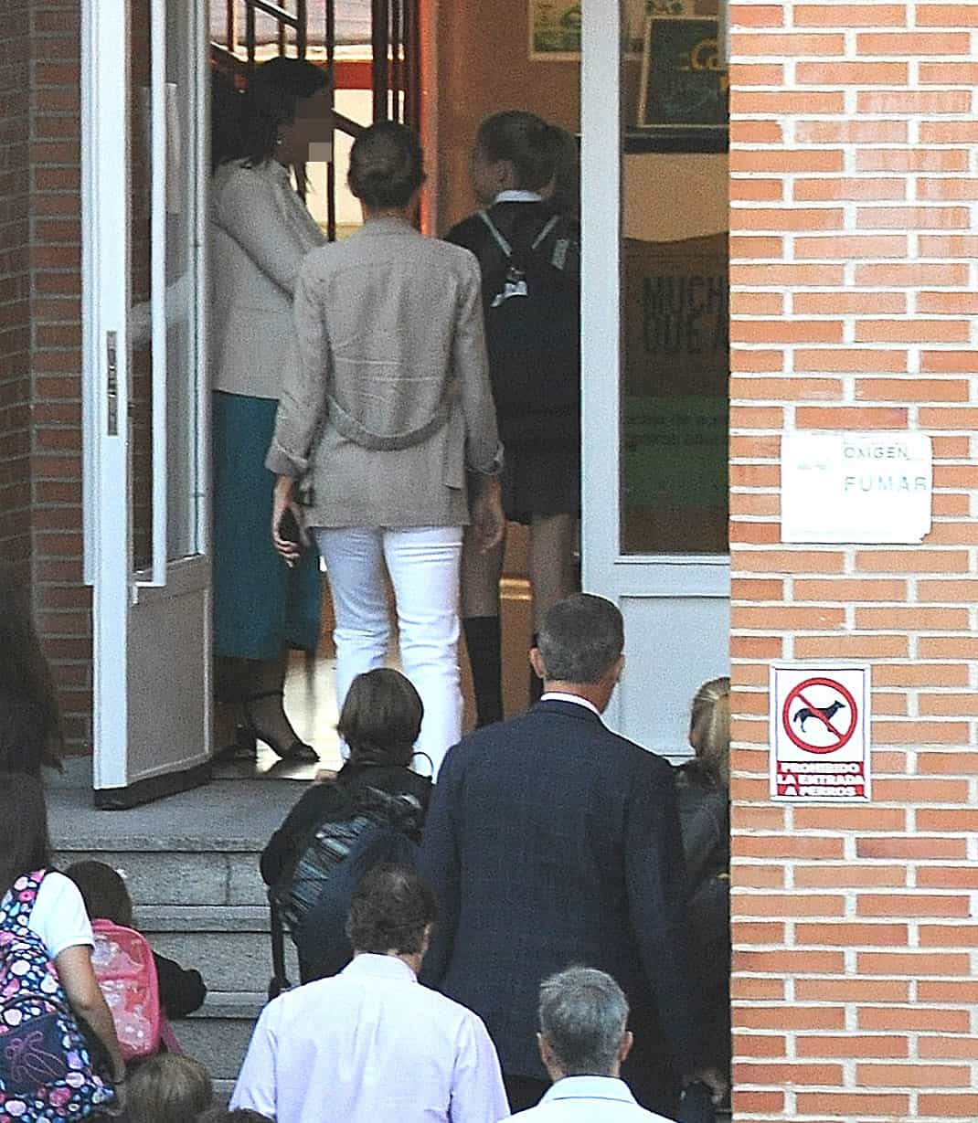 Felipe y Letizia acompañan a la Princesa Leonor y a la Infanta Sofía a su primer día de colegio