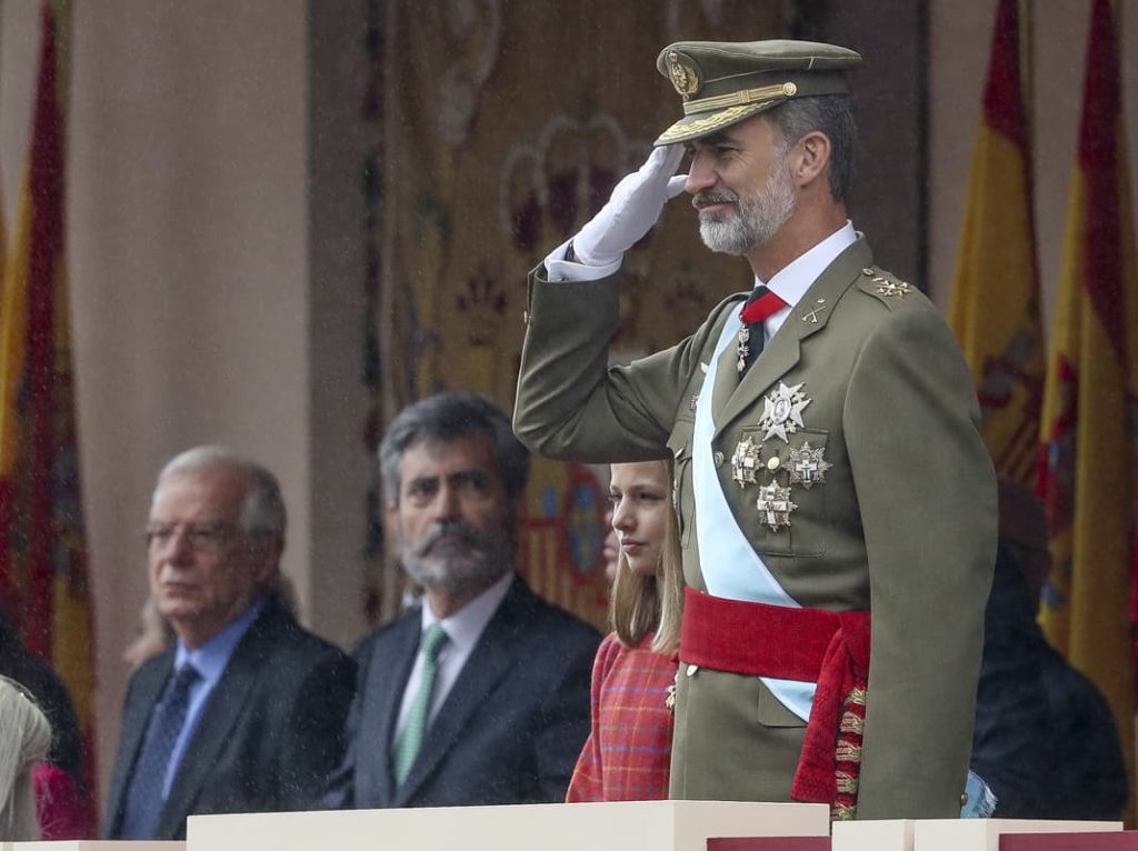 El Rey Felipe saluda a los militares