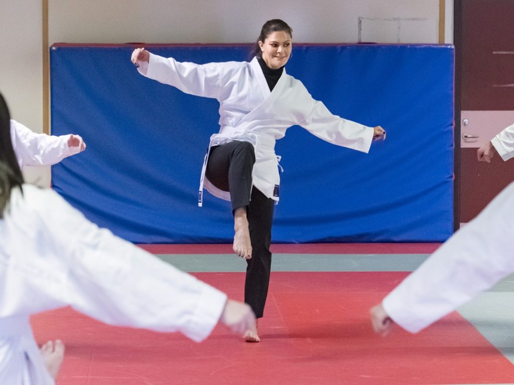 La princesa Victoria de Suecia haciendo karate