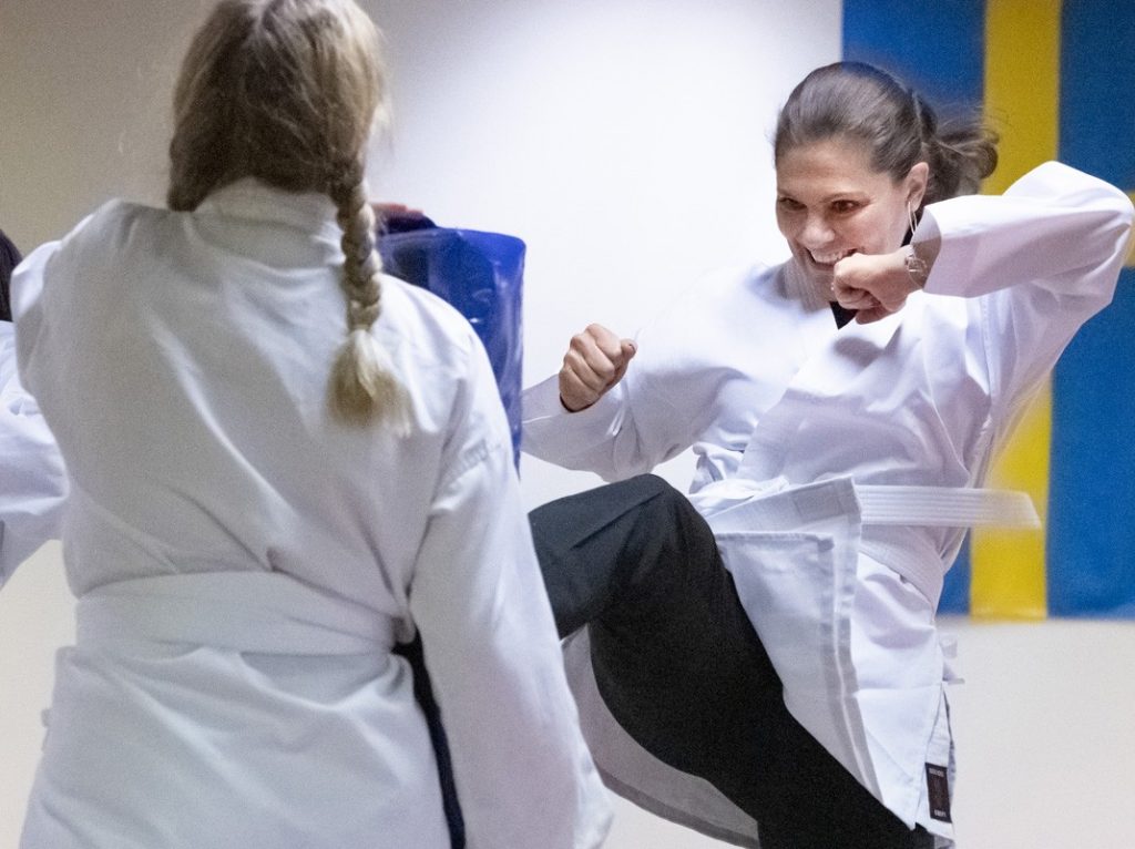 La princesa Victoria de Suecia haciendo karate