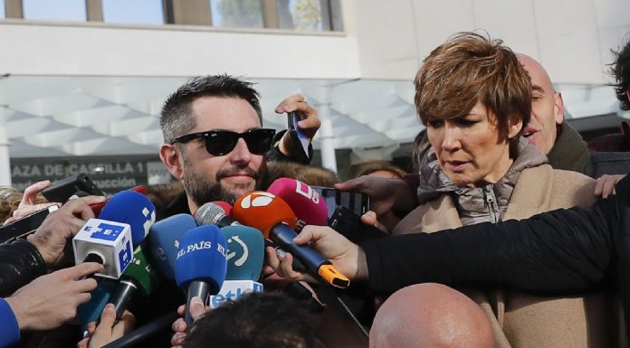 Manifestantes atacan verbalmente a Dani Mateo: "Tienes que irte de España"