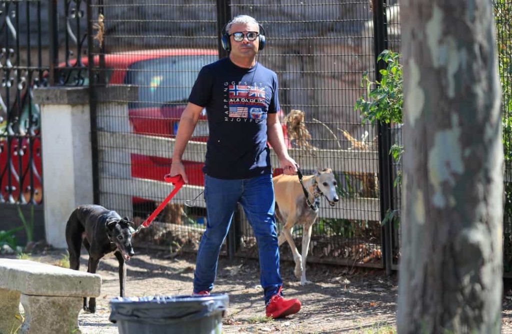 Jorge Javier Vázquez con sus perros