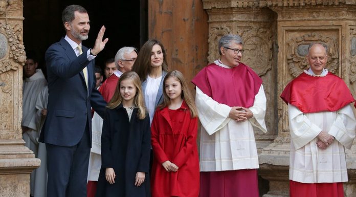 La sorprendente evolución de la foto de la Familia Real en la Misa de Pascua