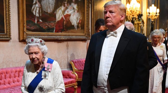 El grave error de protocolo de Donald Trump con la Reina Isabel II: se salta la primera gran norma