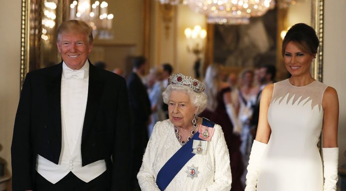 La reina Isabel de Inglaterra recibe a Donald Trump en su visita de estado más polémica