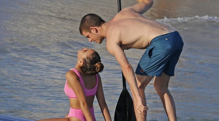 Aitana y Miguel Bernardeau derrochan amor en la playa