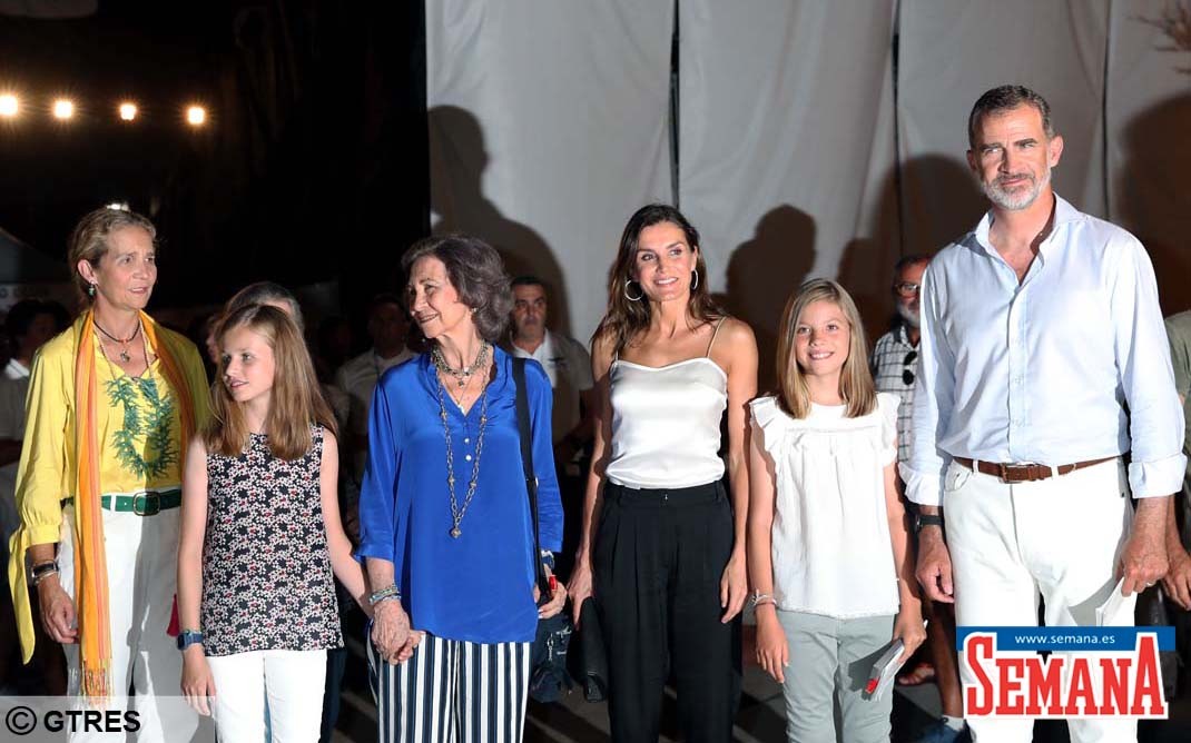 Reyes Felipe y Letizia, Reina emérita Sofía, Leonor y Sofía de Borbón e Infanta Elena