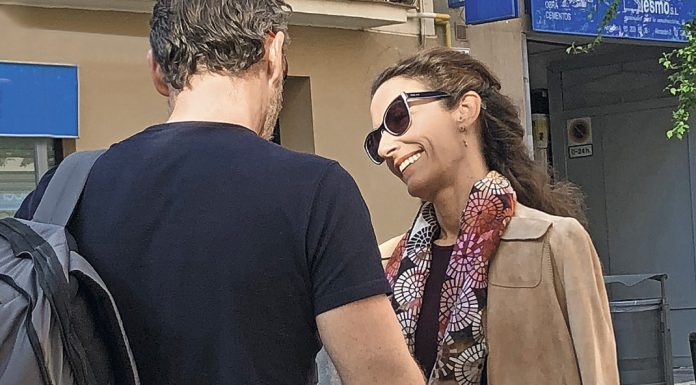 Telma Ortiz se come a besos a su nueva conquista con un bolso de 2.500 euros