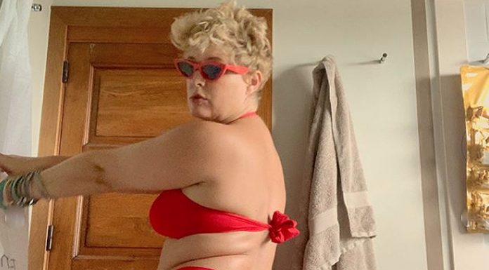 Tania Llasera vuelve a presumir de cuerpo sin complejos en bikini