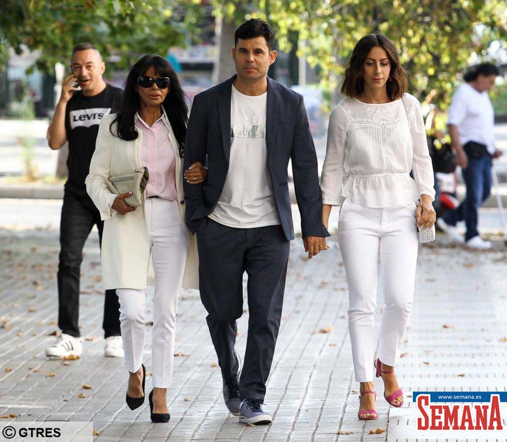 Javier Sanchez Santos, su madre Maria Edite Santos (I) y su pareja (D)  comparecen ante los medios antes de entrar a los juzgados de Valencia. On July 4, 2019.