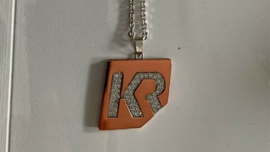 Kiko Rivera collar (1)
