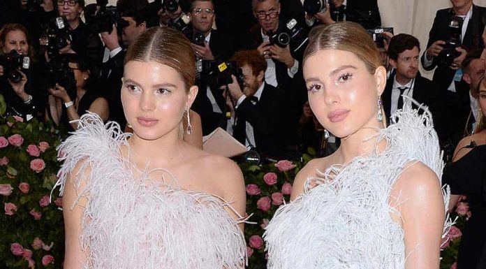 Las hijas gemelas de Julio Iglesias debutan en París del brazo de dos aristócratas