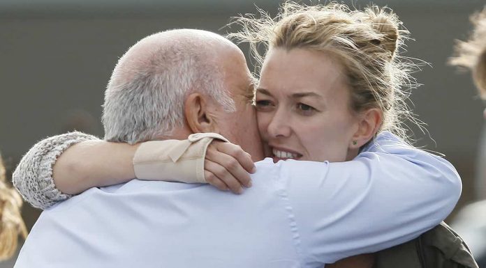 El abrazo entre Marta Ortega y su padre durante la sorpresa navideña de los trabajadores de Inditex