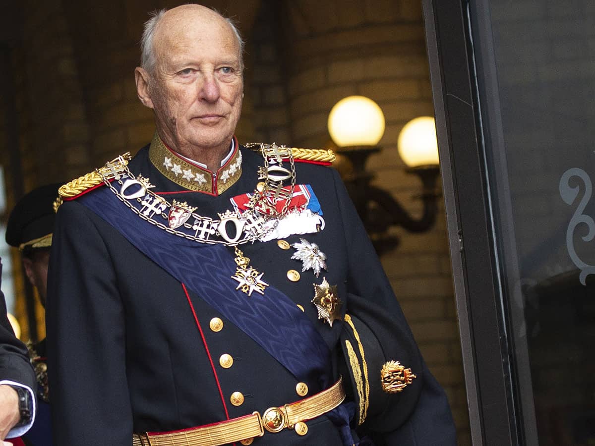 El rey Harald de Noruega, en la UCI tras ser operado del corazón
