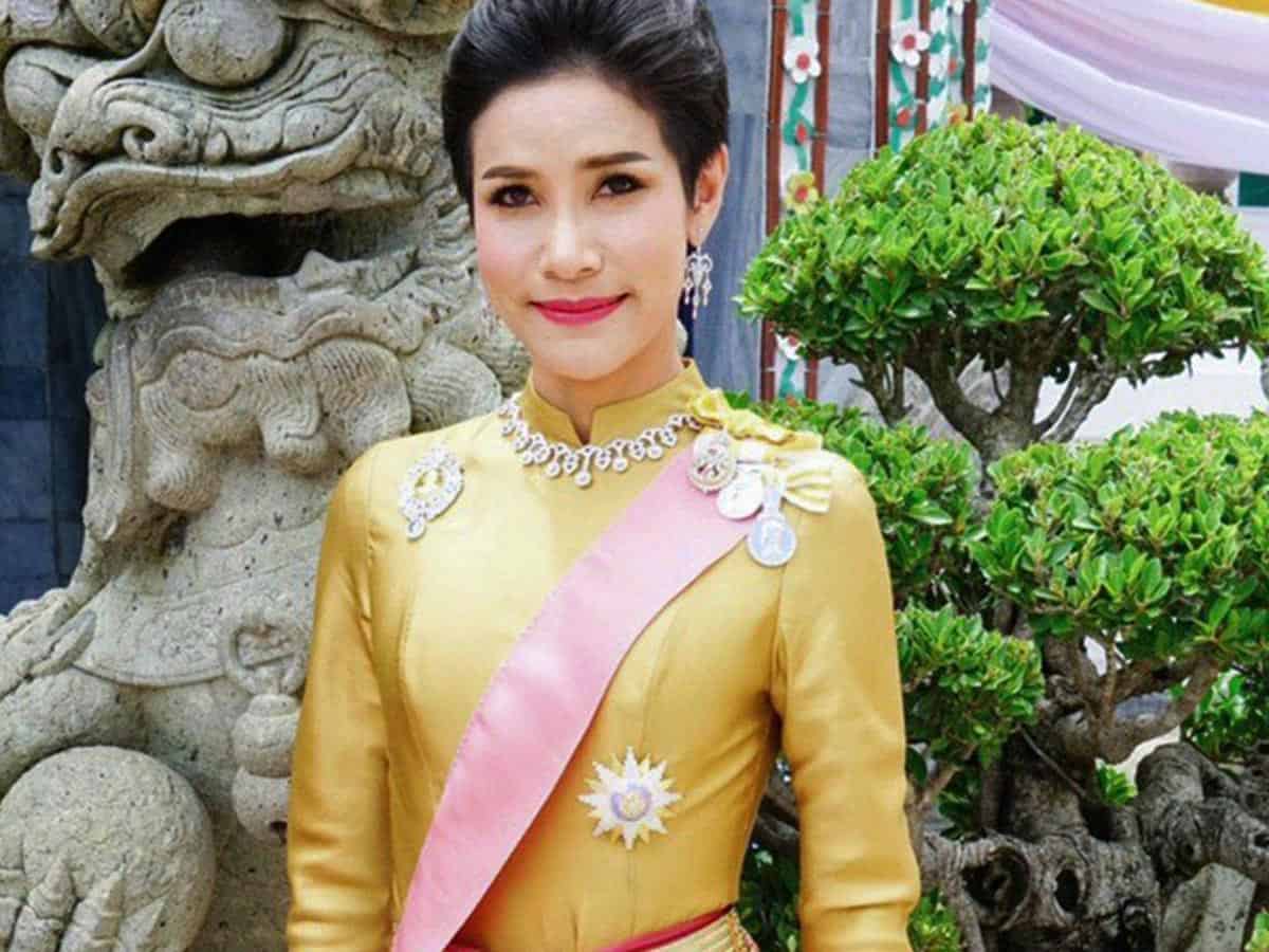 Rey Tailandia Rama X Sineenat (1)