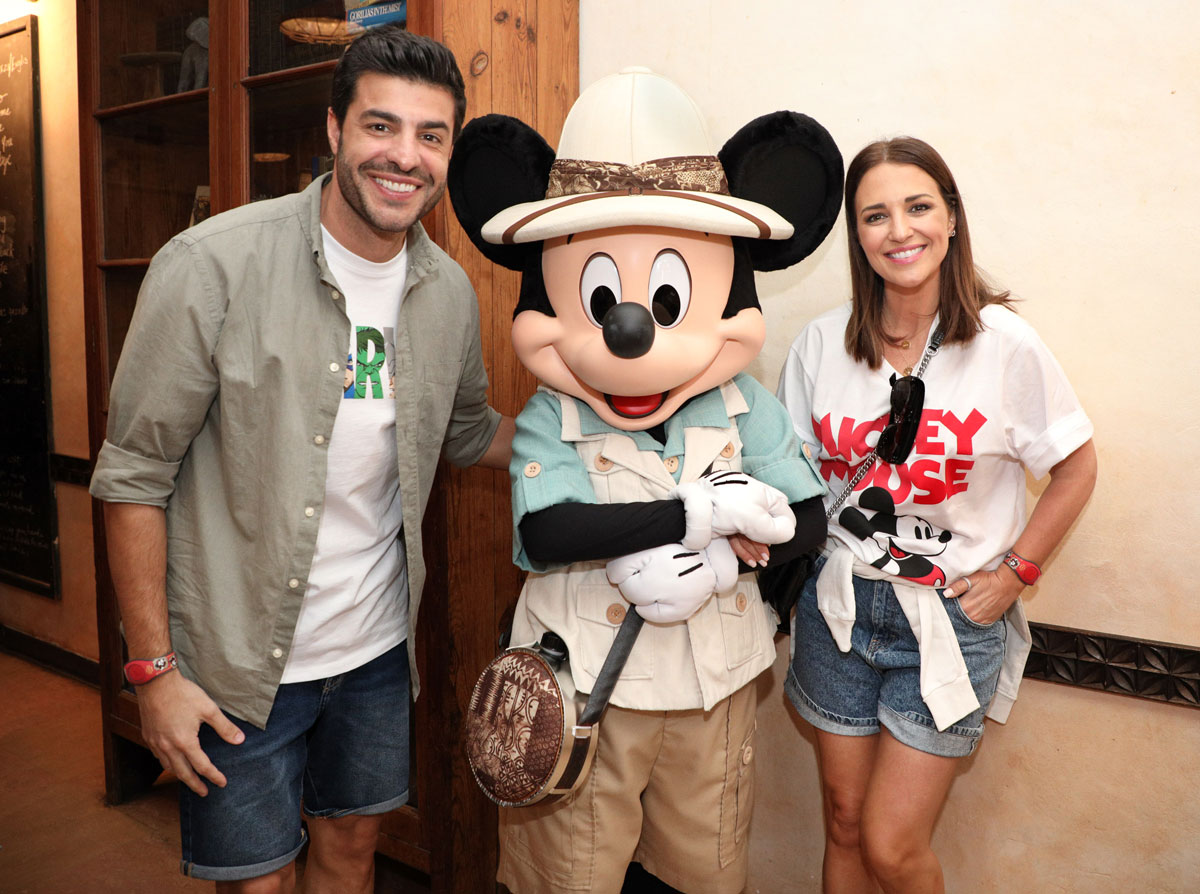 Paula-Echevarria-y-Miguel-Torres-con-Mickey-Mouse-en-el-Restaurante-Tusker-House-de--Animal-Kingdom