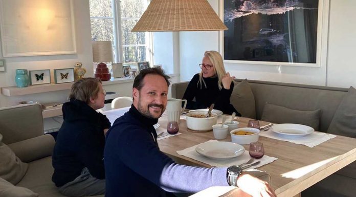 Haakon y Mette-Marit de Noruega nos invitan a cenar en su casa (te sorprenderá quién cocina)