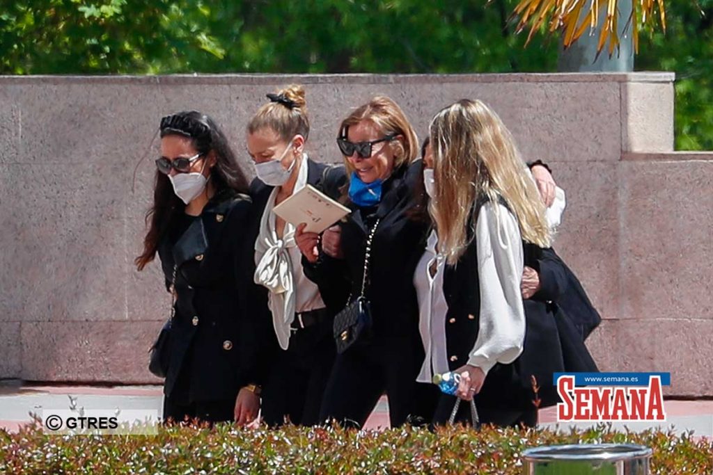 Ana Obregon con sus hermanas Celia y Amalia y Carlina Monje durante el entierro de su hijo Alex Lequio en Madrid