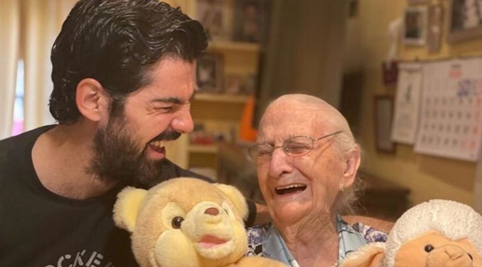 La historia de Miguel Ángel Muñoz y su 'tata' de 95 años llega a Estados Unidos