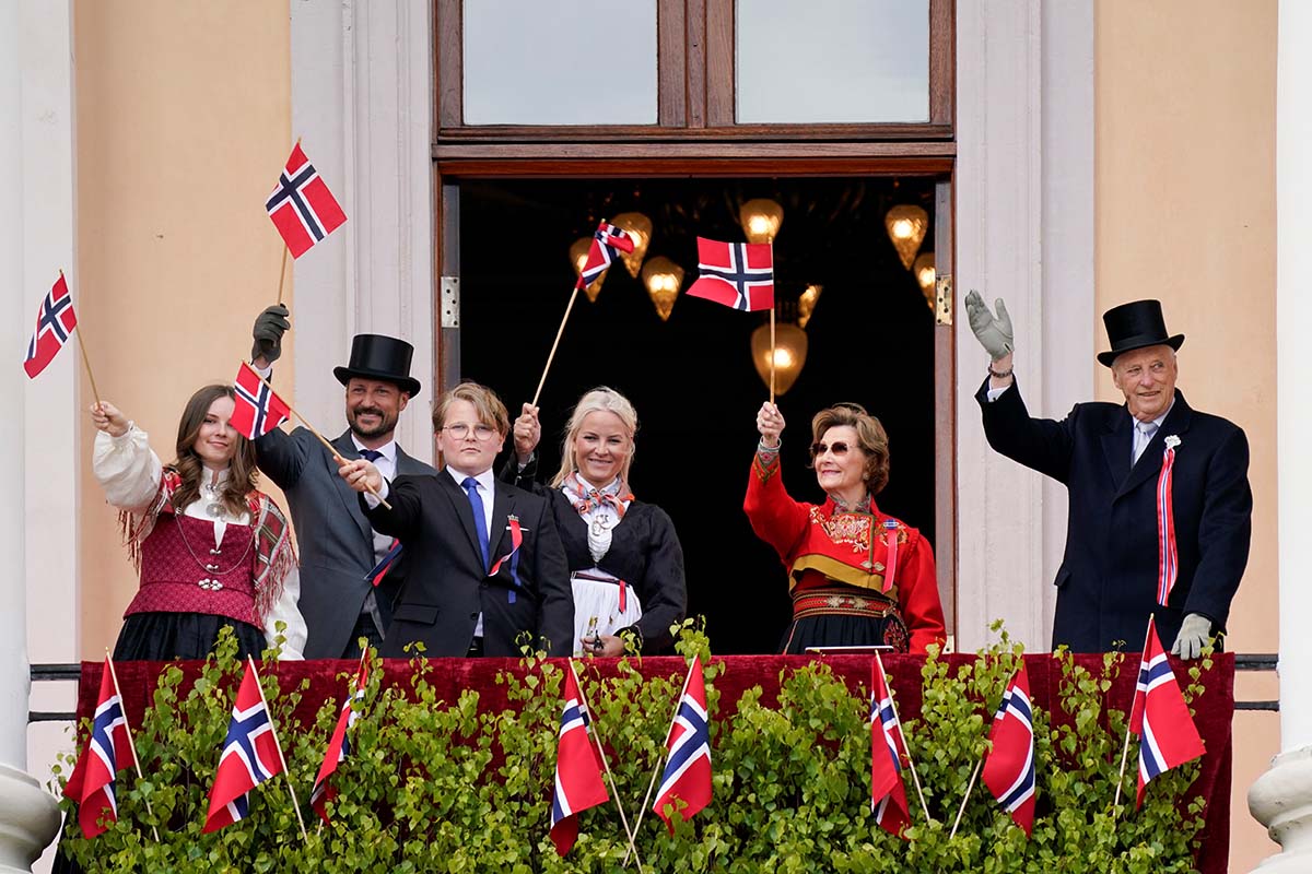 portadaNorway's Queen Sonja and King Harald, Crown Prince Haakon, Crown Princess Mette-Mari, Princess Ingrid Alexandra and Prince Sverre Magnu waves Norwegian flags, during the Norwegian Constitution Day, following the outbreak of the coronavirus disease (COVID-19), in Oslo, Norway  May 17, 2020.