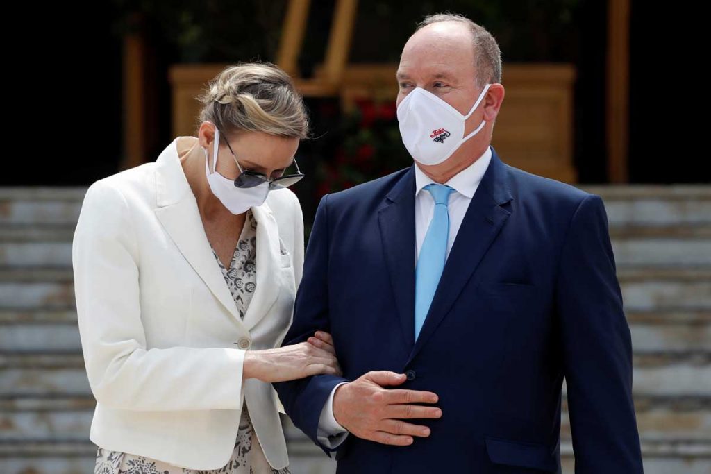 El príncipe Alberto de Mónaco, pillado en una fiesta sin ley: sin mascarillas y sin distancia