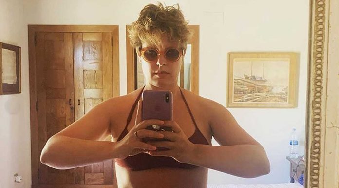 Tania Llasera posa en bikini reconociendo que no ha adelgazado "ni un gramo"
