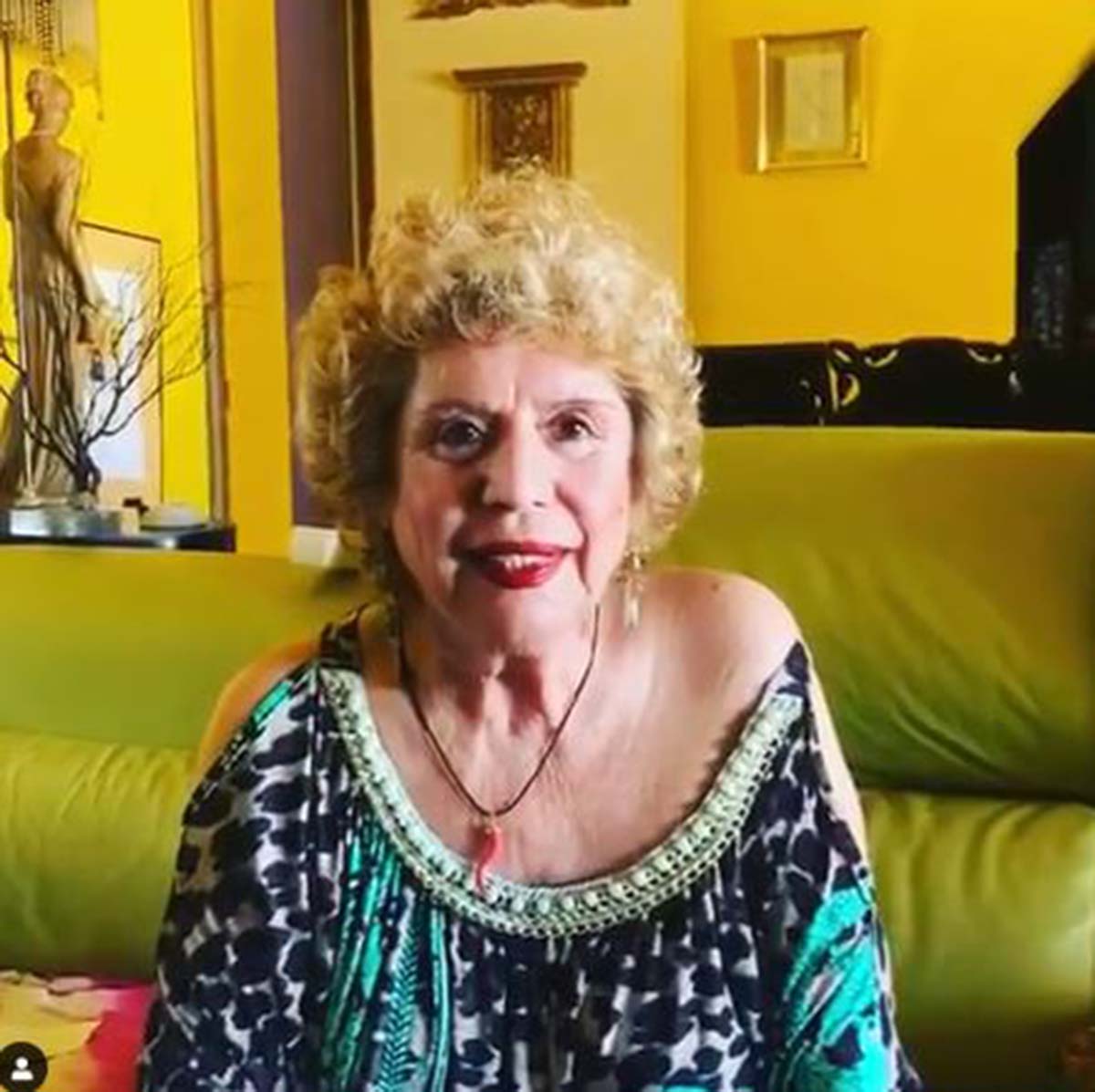 María Jiménez ha fallecido a los 73 años. En la imagen aparece en su casa muy sonriente