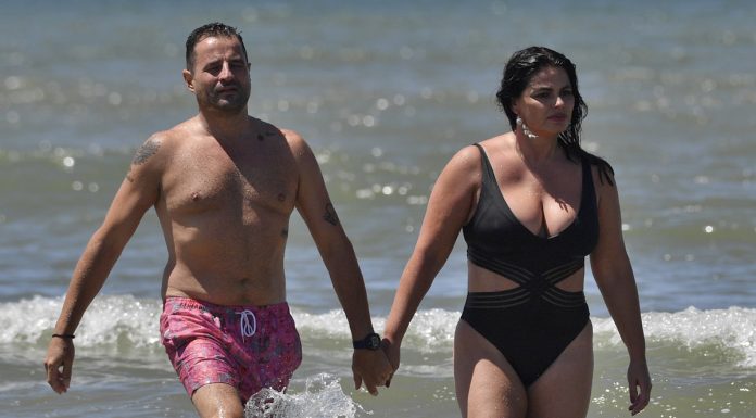 Marisa Jara pasea su amor por las playas de Cádiz mientras persigue su embarazo