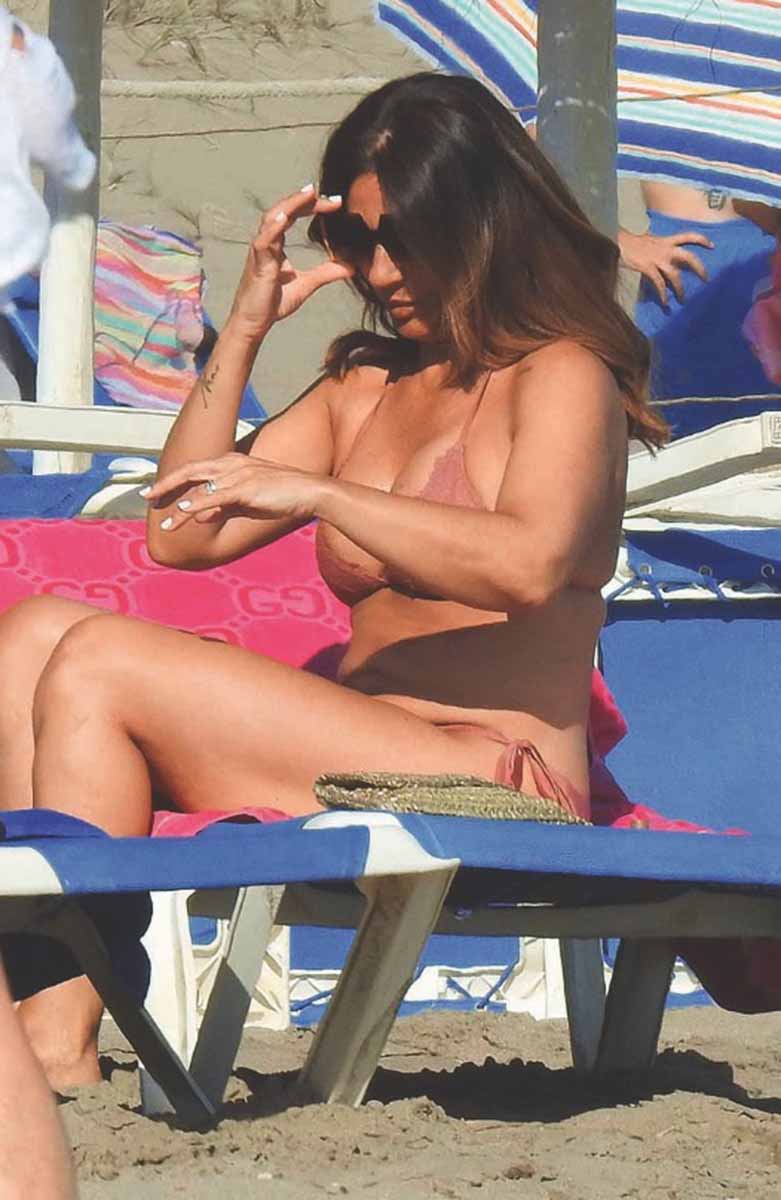 Raquel Bollo presume de cuerpazo en aguas de Marbella muy bien acompañada