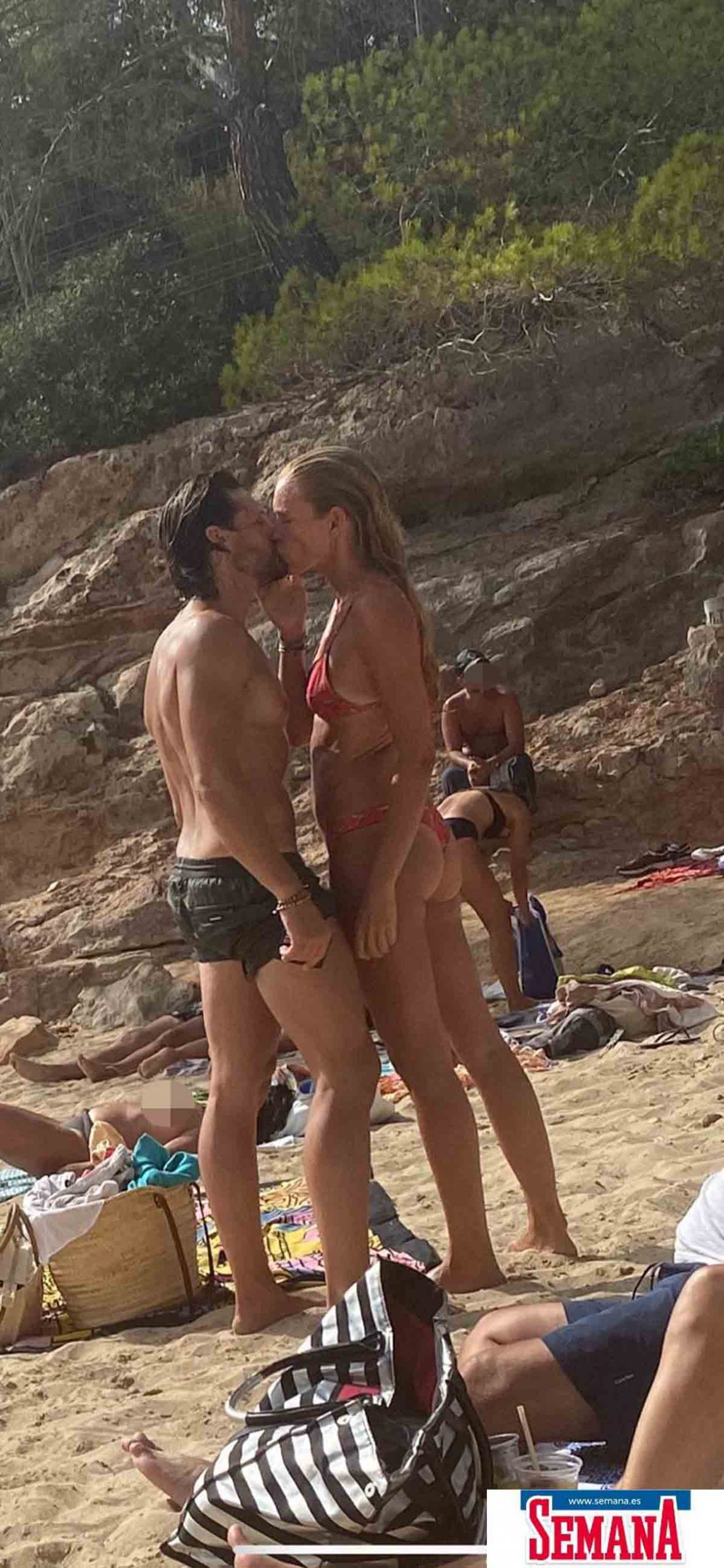 Pillamos a Esther Cañadas y su nuevo novio dando rienda suelta a su pasión en Ibiza