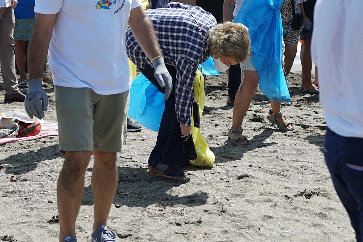 Queen Sophia during the campaign "1m2 for the beaches and seas" to commemorate the international day of beach cleaning in Malaga 09/19/2020