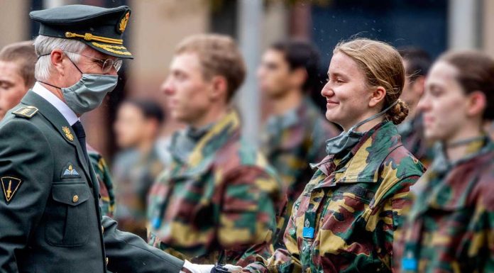 La soldado Elisabeth, muy emocionada al recibir la boina azul de manos de su padre, el rey de Bélgica
